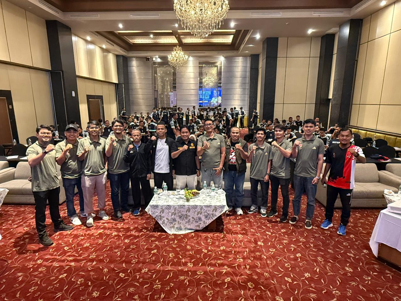 Ketua KONI Sumbar, Hamdanus, Pengprov Komite Sepakbola Mini Indonesia (KSMI) Sumbar dan peserta Kursus Pelatihan Wasit Daerah, foto bersama usai pembukaan di Axana Hotel Padang, Sabtu (16/5/2026). (Foto KONI Sumbar)